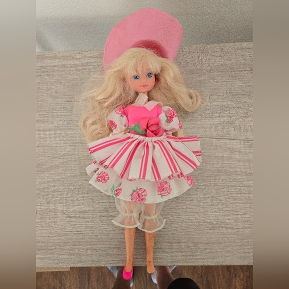 Vintage 1992 MATTEL PEPPERMINT ROSE DOLL Hat Blonde Pink Dress one shoe - Picture 1 of 5